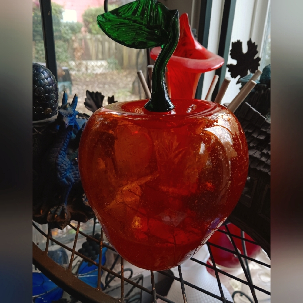 Handblown glass 🍎 apple! Do you have a favorite teacher? Beautiful 8 to 9 inch
